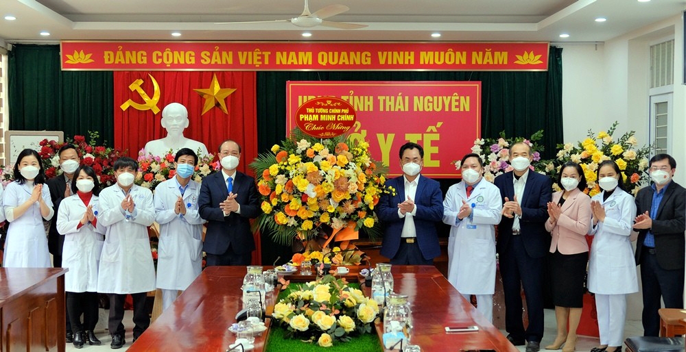 Thủ tướng Chính phủ Phạm Minh Chính gửi lẵng hoa chúc mừng ngành Y tế Thái Nguyên