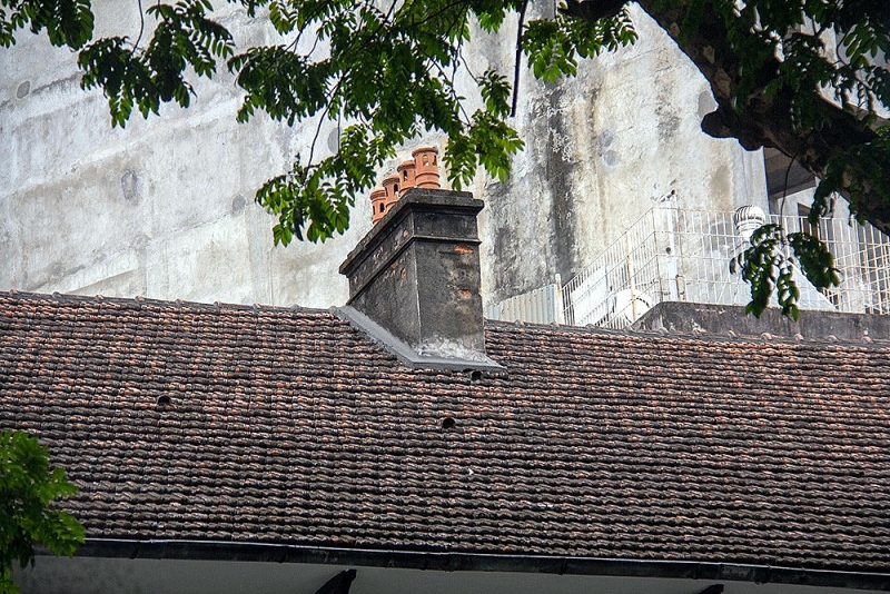 Mái nhà và ống khói theo kiến trúc Pháp.