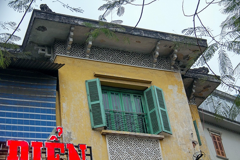 Kiến trúc Pháp đan xen với console và trang trí theo văn hóa Việt Nam. 