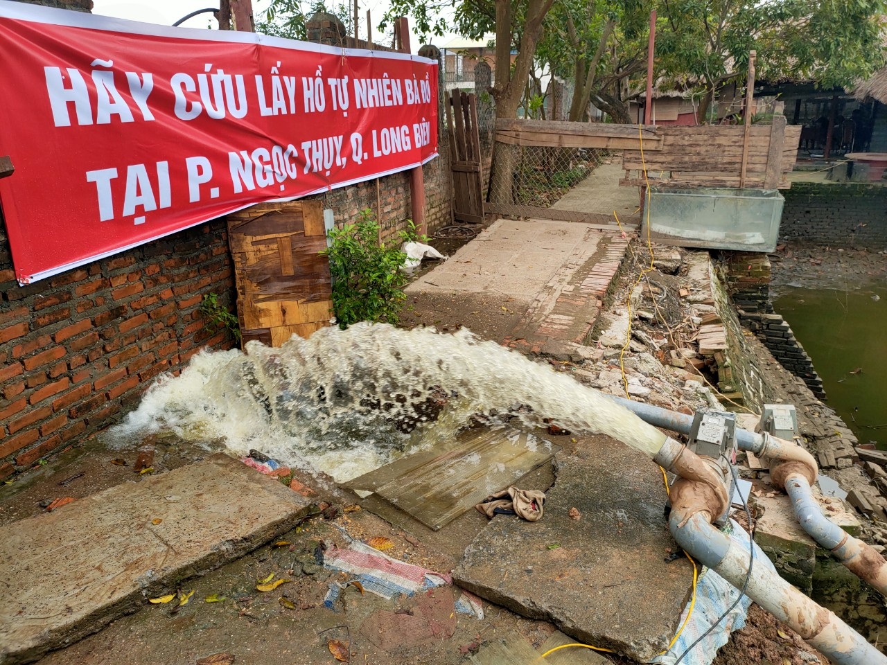 Hàng trăm hộ dân phường Ngọc Thụy phản đối vụ lấp hồ bán đất ở Long Biên