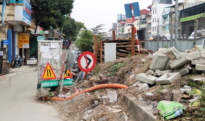 Hà Nội: Những tuyến phố ngập rác, tủ điện “chông chênh” gây mất mỹ quan đô thị