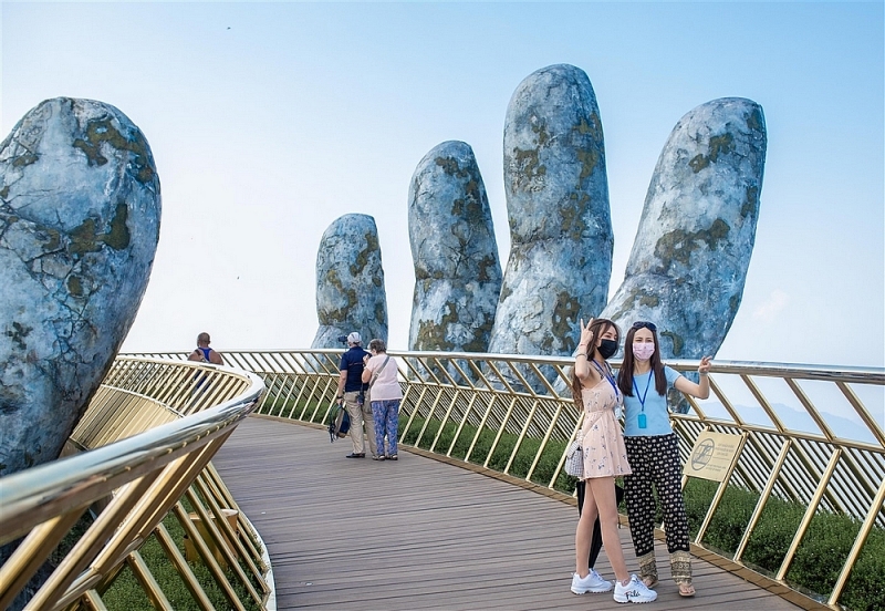 dong dao du khach hao hung tham sun world ba na hills ngay dau mo cua