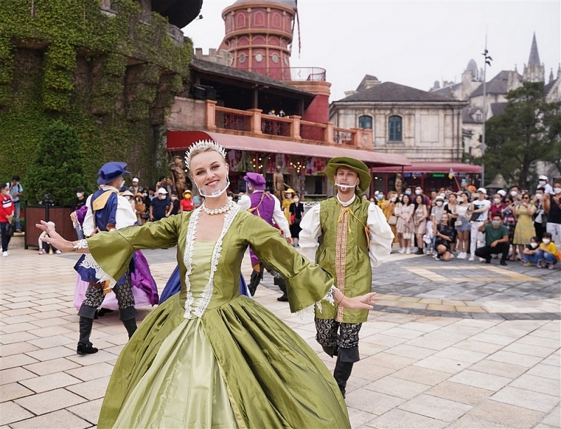 dong dao du khach hao hung tham sun world ba na hills ngay dau mo cua