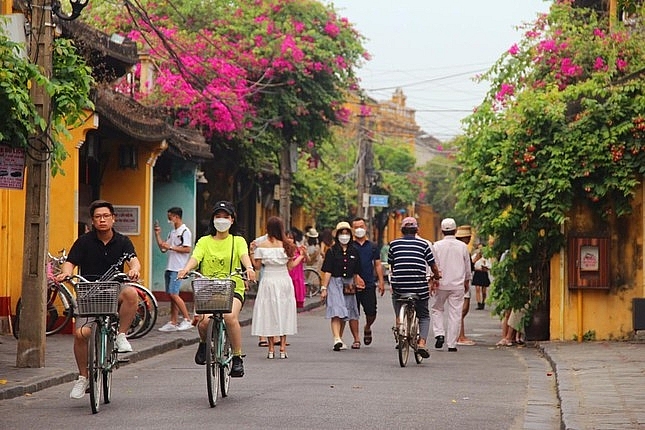 pho co hoi an ron ra buoc chan du khach ngay cuoi tuan