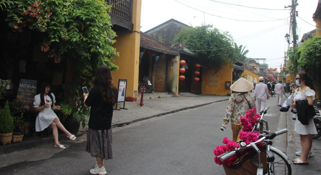 pho co hoi an ron ra buoc chan du khach ngay cuoi tuan