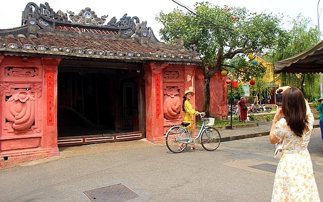 pho co hoi an ron ra buoc chan du khach ngay cuoi tuan