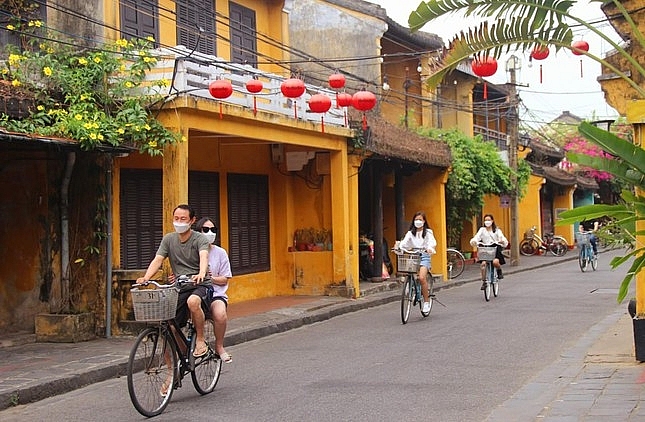 pho co hoi an ron ra buoc chan du khach ngay cuoi tuan