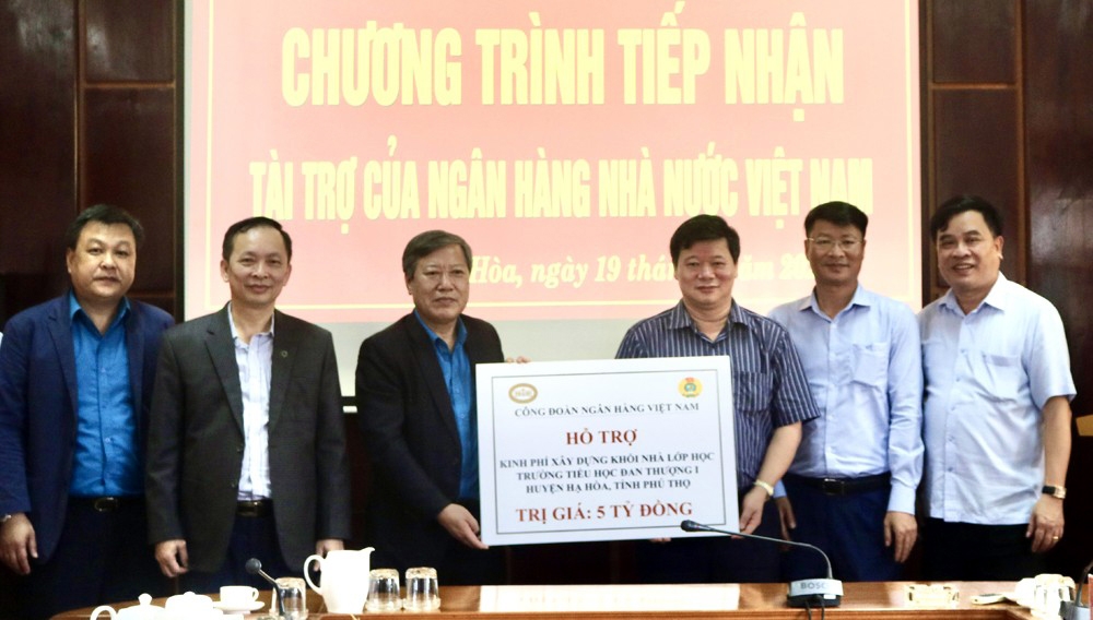 Hạ Hòa (Phú Thọ): Công đoàn Ngân hàng Việt Nam trao tặng 5 tỷ đồng hỗ trợ xây dựng trường học