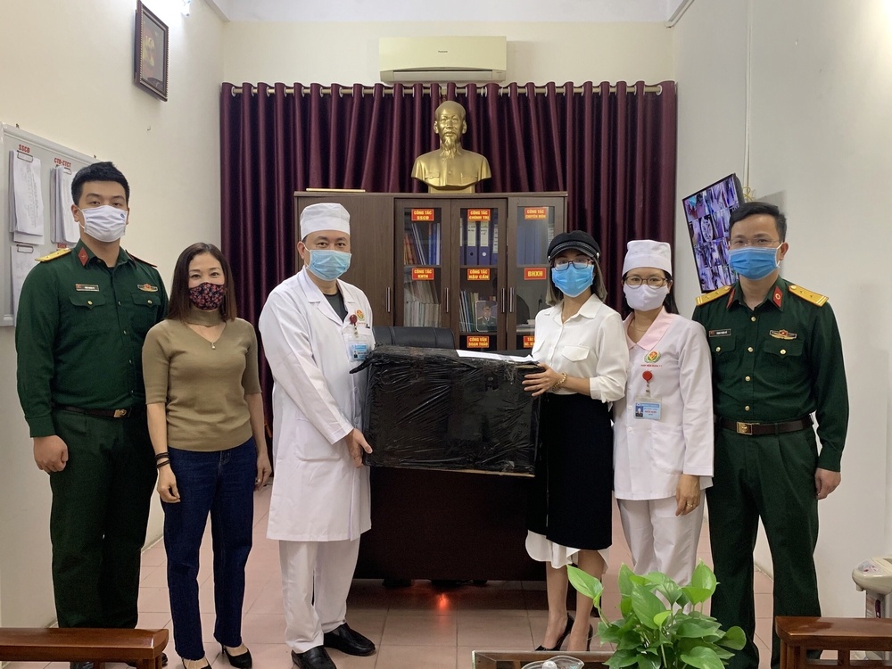 Công ty Nhật Quang tặng 100 mũ kính bảo hộ cho Bệnh viện Quân y 7