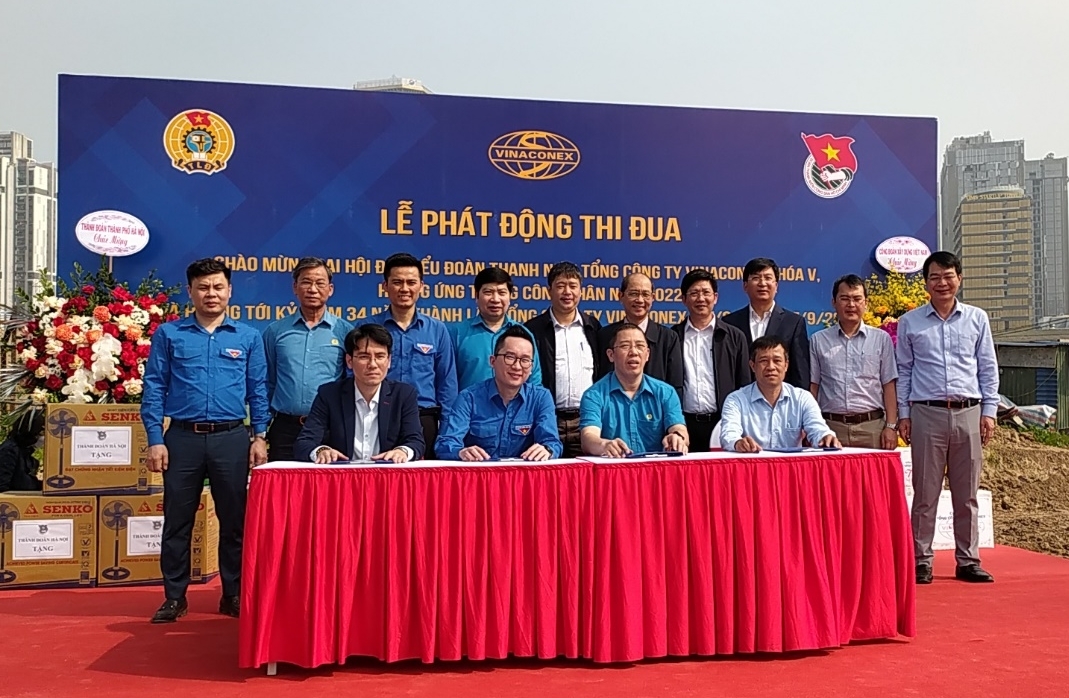 Công đoàn Xây dựng Việt Nam tặng quà tại Lễ phát động thi đua xây dựng công trình Cung thiếu nhi Hà Nội
