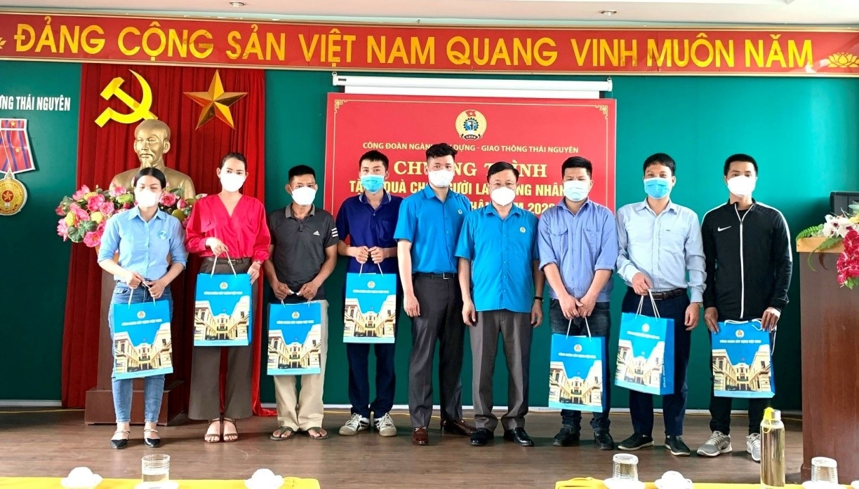 Công đoàn Xây dựng Việt Nam tặng quà cho đoàn viên, người lao động Thái Nguyên nhân dịp Tháng Công nhân năm 2022