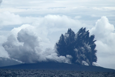 Indonesia khuyến cáo về nguy cơ sóng thần do núi lửa Anak Krakatau