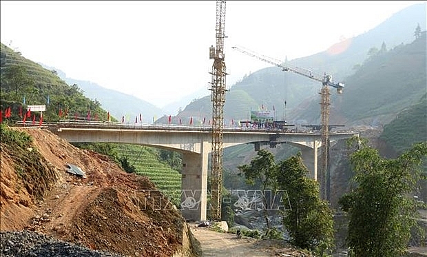 hop long cau suoi dum 2 tren cao toc lao cai di sa pa