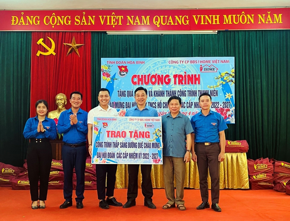 Công ty Bất động sản Ihome trao tặng công trình thắp sáng đường quê tại huyện Lạc Sơn, tỉnh Hòa Bình