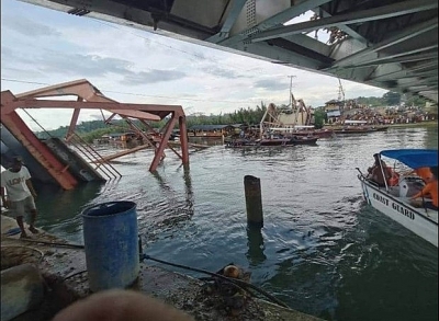 Sập cầu do quá tải tại Philippines khiến 4 du khách thiệt mạng