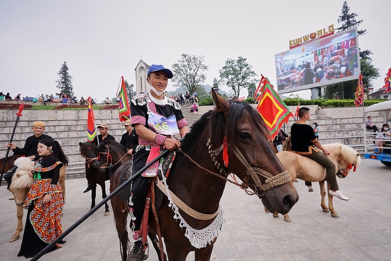 nhung chien ma tay bac tung vo giua ngop ngoi hoa hong tai mua giai vo ngua tren may