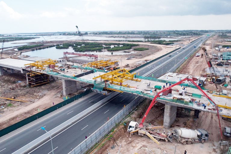 Quảng Ninh: Hợp long cầu vượt nút giao Hạ Long Xanh