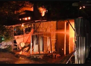 Xưởng gỗ 500 m2 bốc cháy ngùn ngụt trong đêm