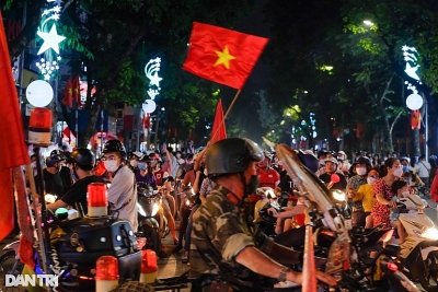 Người dân tràn xuống phố Hà Nội ăn mừng tuyển nữ Việt Nam vô địch SEA Games