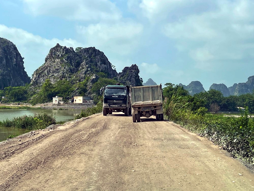 Nho Quan (Ninh Bình): Xe chở đá phá đường đê