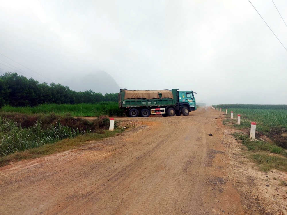 Cẩm Thủy (Thanh Hóa): Đường 131 tỷ chưa bàn giao đã xuống cấp “do lưu lượng xe tải trọng lớn đi qua tăng đột biến”