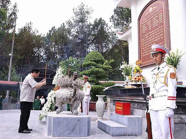 thu tuong pham minh chinh dang huong tai khu di tich nga ba dong loc