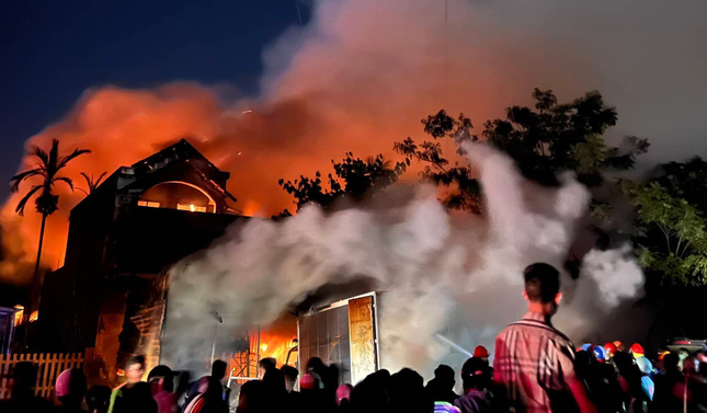 Ngôi nhà hai tầng ở Quảng Nam bốc cháy ngùn ngụt trong đêm
