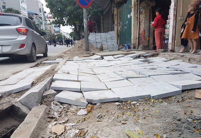 Hà Nội: Yêu cầu các quận, huyện đảm bảo chất lượng thi công đá lát vỉa hè nhằm nâng cao tuổi thọ công trình