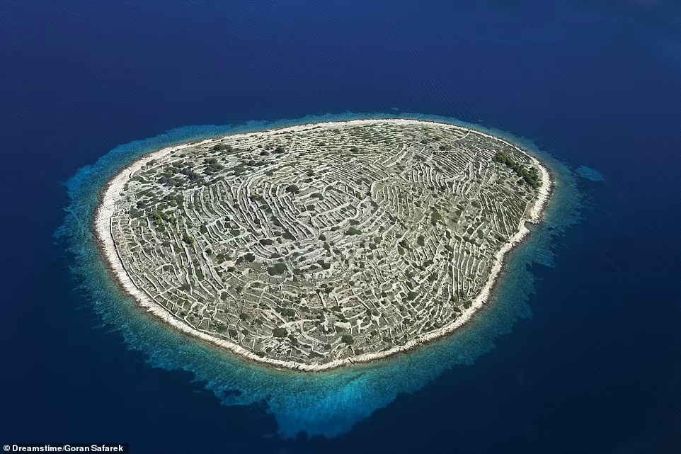12 hòn đảo bỏ hoang đẹp và đáng sợ trên thế giới