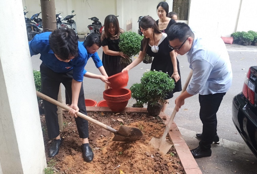 Tuổi trẻ Bộ Xây dựng triển khai chương trình trồng cây xanh, làm sạch trụ sở cơ quan