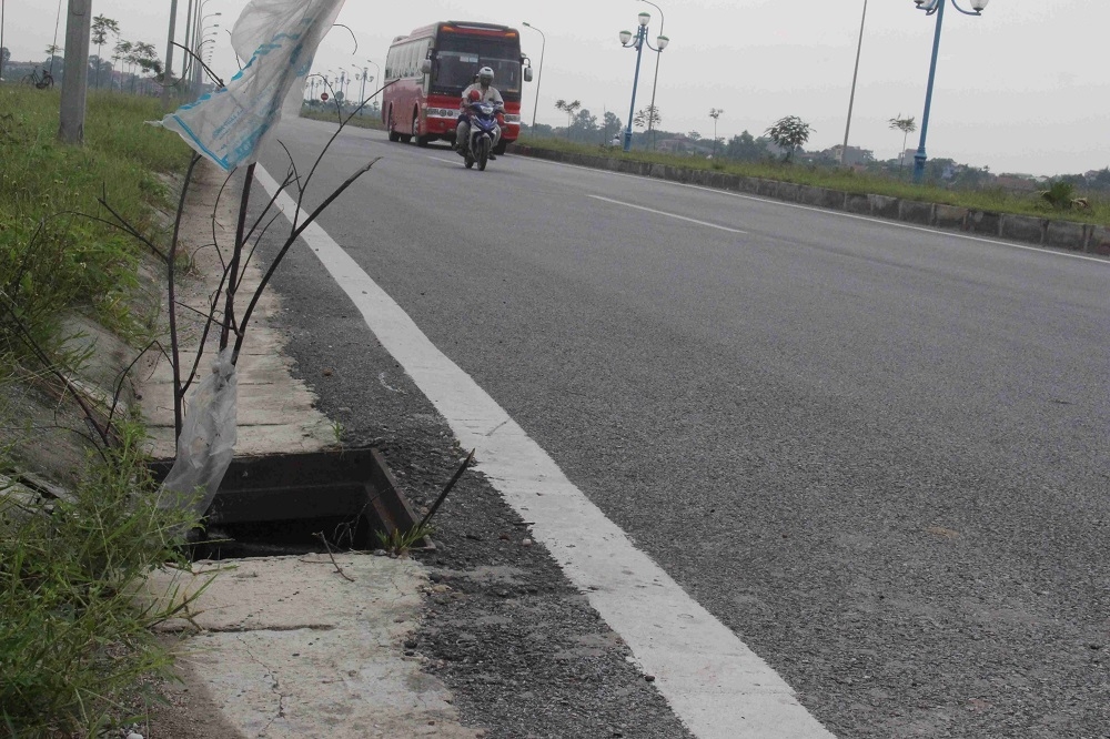 Vĩnh Phúc: Tái diễn tình trạng mất nắp hố ga trên tuyến đường trục trung tâm Khu đô thị mới Mê Linh