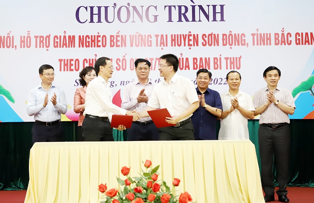 Bắc Giang: Đảng ủy cơ quan Ngân hàng Trung ương hỗ trợ kinh phí xây dựng 50 căn nhà cho người nghèo