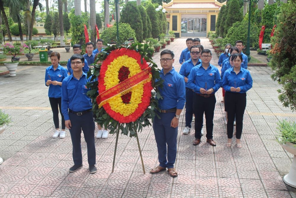 Tuổi trẻ Bộ Xây dựng dâng hương tưởng nhớ các anh hùng, liệt sỹ tại Nghĩa trang liệt sỹ Nhổn