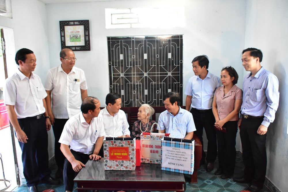 Phó Thủ tướng Lê Minh Khái thăm, tặng quà cho gia đình chính sách ở Thừa Thiên - Huế
