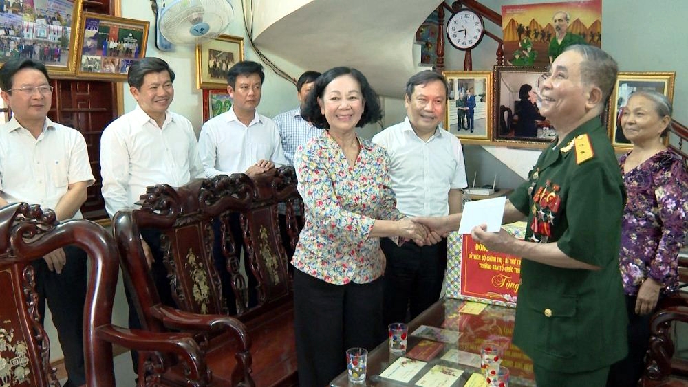 Quảng Bình: Trưởng Ban Tổ chức Trung ương thăm, tặng quà cho các gia đình chính sách