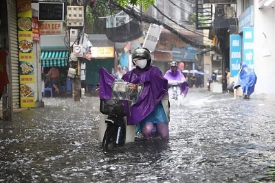 Hà Nội: Mưa lớn gây ngập nhiều tuyến phố, người dân đi lại khó khăn
