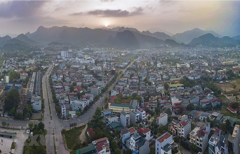 can canh hinh anh thanh pho hoa binh do thi ven song da