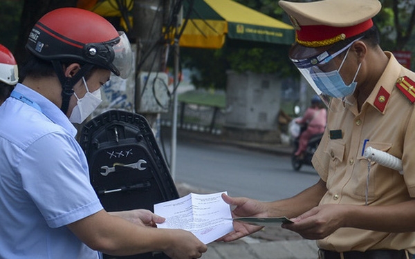Thủ tướng yêu cầu Hà Nội điều chỉnh bất cập trong cấp giấy đi đường