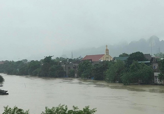 hang tram ngoi nha o ninh binh bi chia cat boi nuoc lu