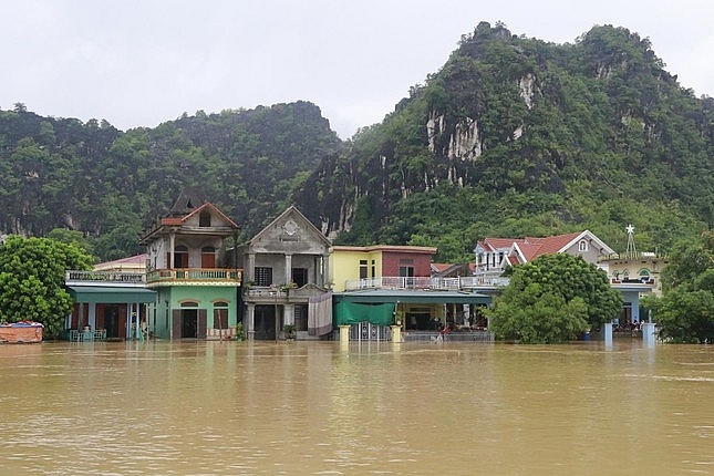 hang tram ngoi nha o ninh binh bi chia cat boi nuoc lu