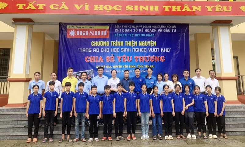 Sơn Nasun tặng áo cho các em học sinh nghèo vượt khó
