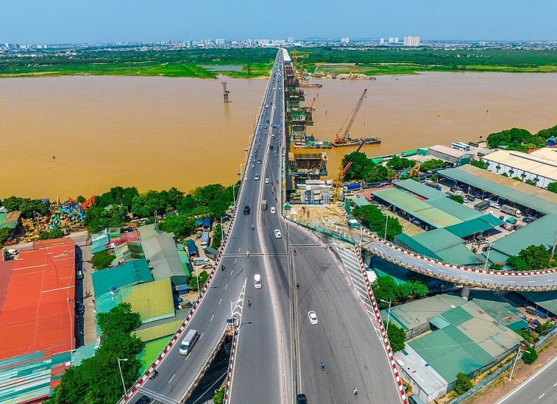 song bat dong san lien tuc do ve phia dong ha noi nho ha tang hoan thien