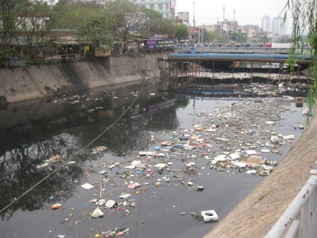 Hãy xem hình ảnh về ô nhiễm môi trường nước đô thị để hiểu rõ hơn về tình trạng này đang ảnh hưởng đến cuộc sống của chúng ta, từ đó có thể ý thức được giá trị của nước sạch và phải bảo vệ nguồn tài nguyên quý giá này.