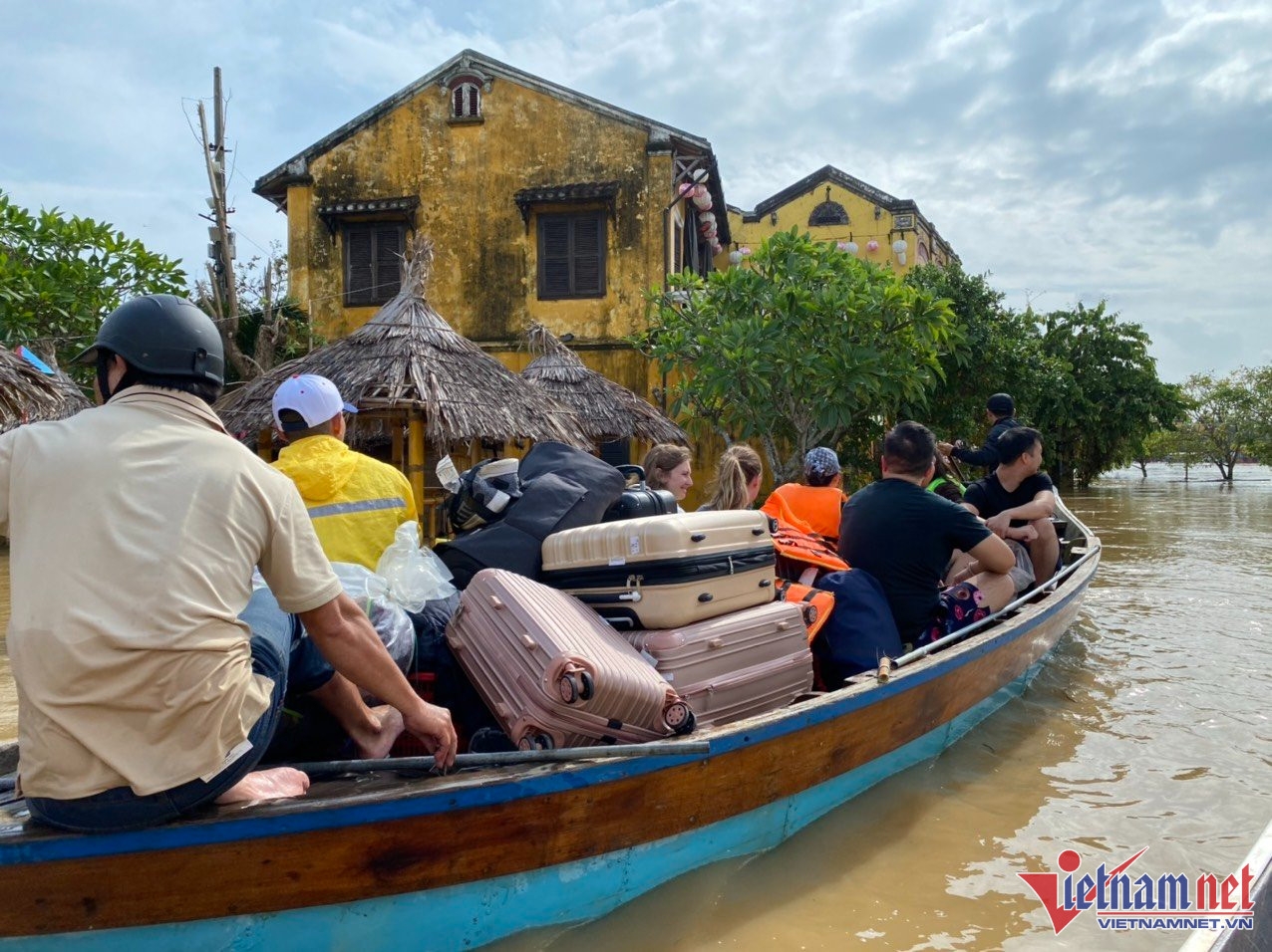 hoi an chim trong bien nuoc khach nuoc ngoai so tan bang ghe