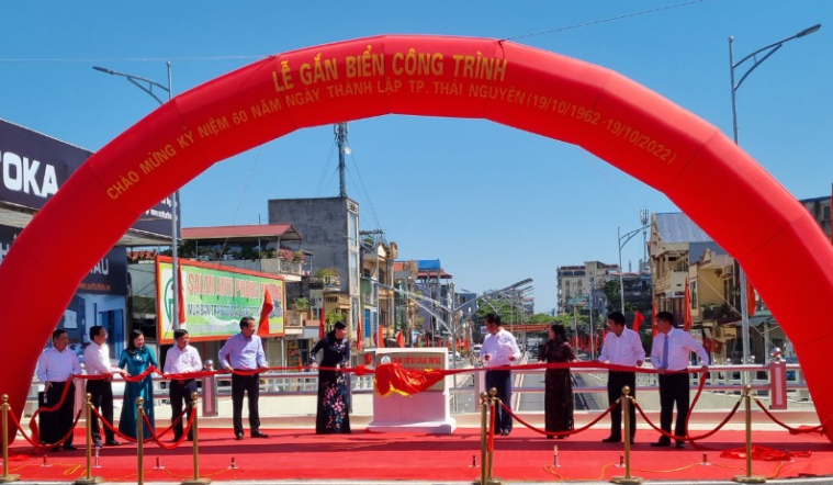 Thành phố Thái Nguyên gắn biển Công trình kỷ niệm 60 năm ngày thành lập