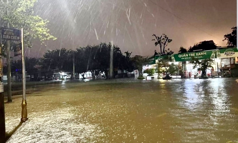 Thừa Thiên – Huế: Mưa lớn làm nhiều vùng ngập sâu, di dời dân ở vùng thấp trũng
