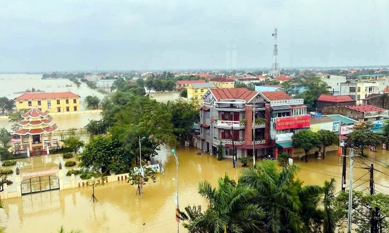 Quảng Bình: Nước lũ dâng cao làm hàng trăm nhà dân bị ngập