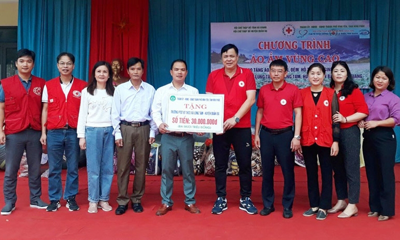 Bí thư Thành ủy Vĩnh Yên thăm và tặng quà một số trường học tại Hà Giang