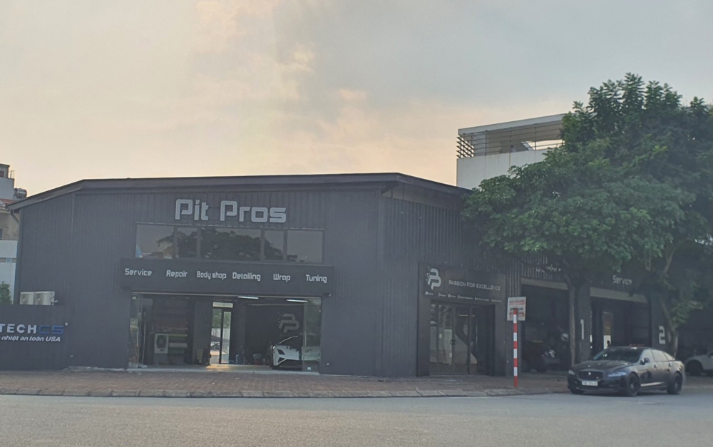 Xưởng sửa chữa ôtô “Pit Pros” mọc trên quỹ đất để xây dựng công trình hành chính, y tế, văn hóa nằm tại đường Kẻ Tạnh, phường Giang Biên (Long Biên, Hà Nội).
