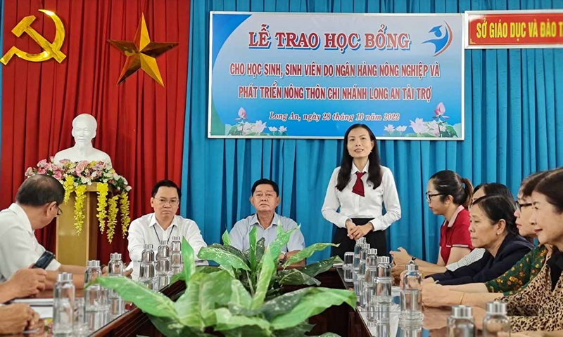 Agribank Chi nhánh tỉnh Long An: Trao tặng học bổng trị giá 300 triệu đồng cho Hội Khuyến học